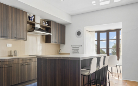 Kitchen with central island and breakfast table